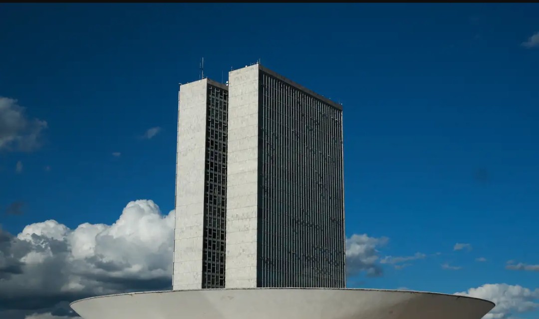 Câmara cancela passaporte diplomático de Eduardo Bolsonaro e Ramagem