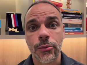 Leia mais sobre o artigo Augusto Vasconcelos critica aumento da passagem de ônibus em Salvador