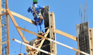 Leia mais sobre o artigo Setor da construção teme impacto prolongado de juros elevados