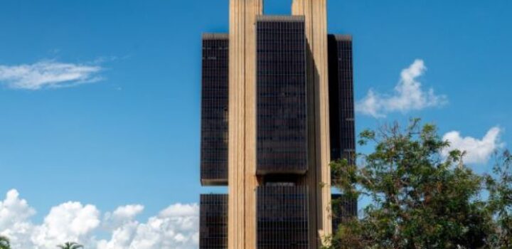 Manutenção da Selic em 15% impõe custo elevado à economia, avalia CNI