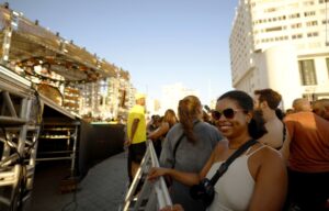 Leia mais sobre o artigo Pôr do Som celebra a chegada de 2026 com reverência aos orixás e homenagem à Mãe Carmen