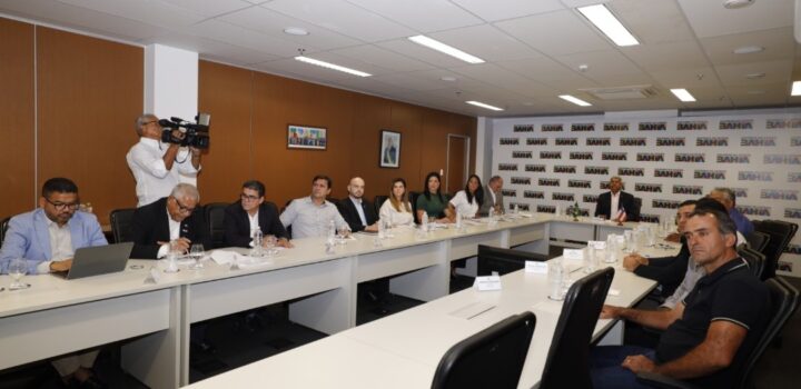 Maetinga recebe equipamentos para a saúde durante reunião com o governador