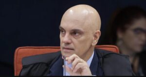 Leia mais sobre o artigo Moraes determina transferência de Bolsonaro para Papudinha