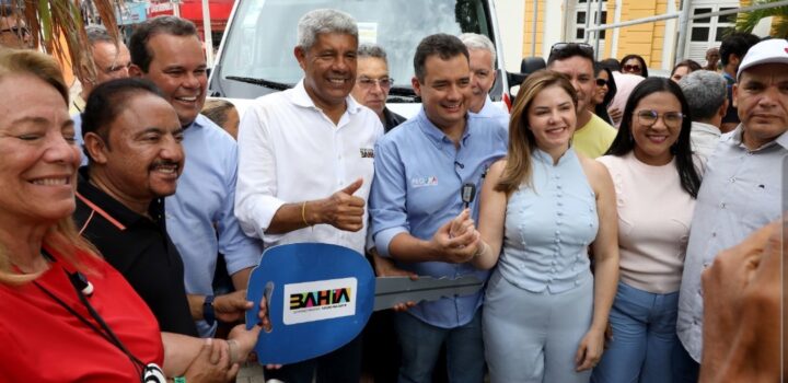 Em Juazeiro, governador entrega ambulância e autoriza obras na Orla pelo Novo PAC