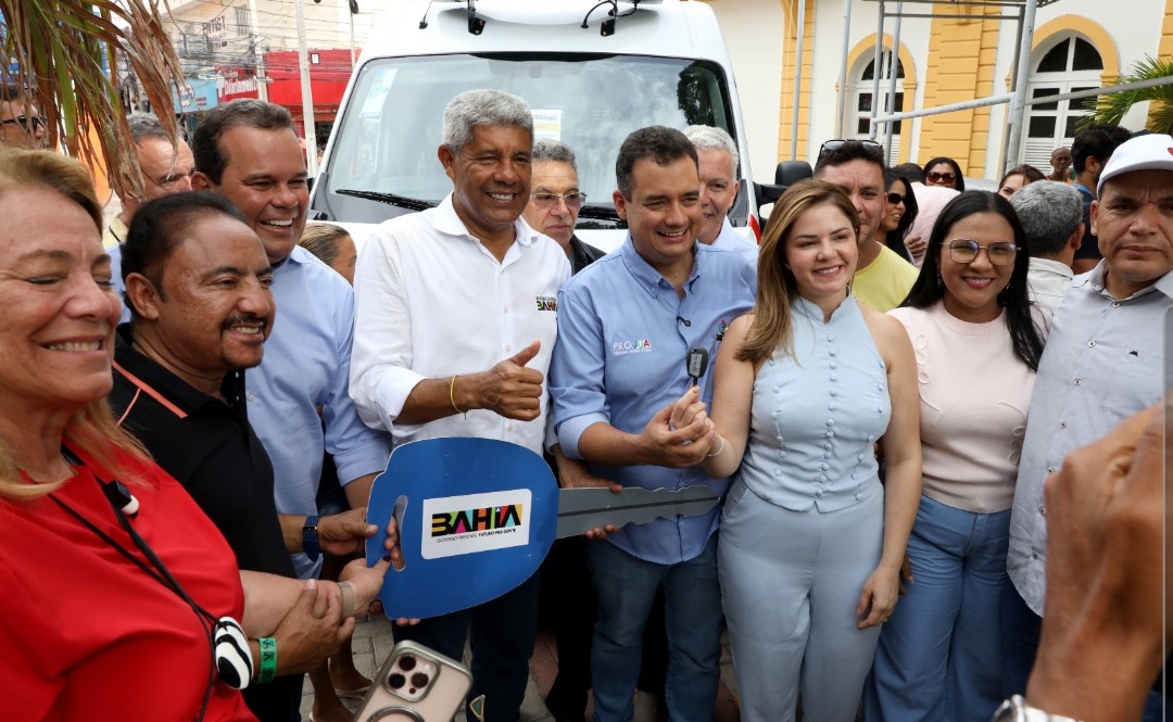 Em Juazeiro, governador entrega ambulância e autoriza obras na Orla pelo Novo PAC