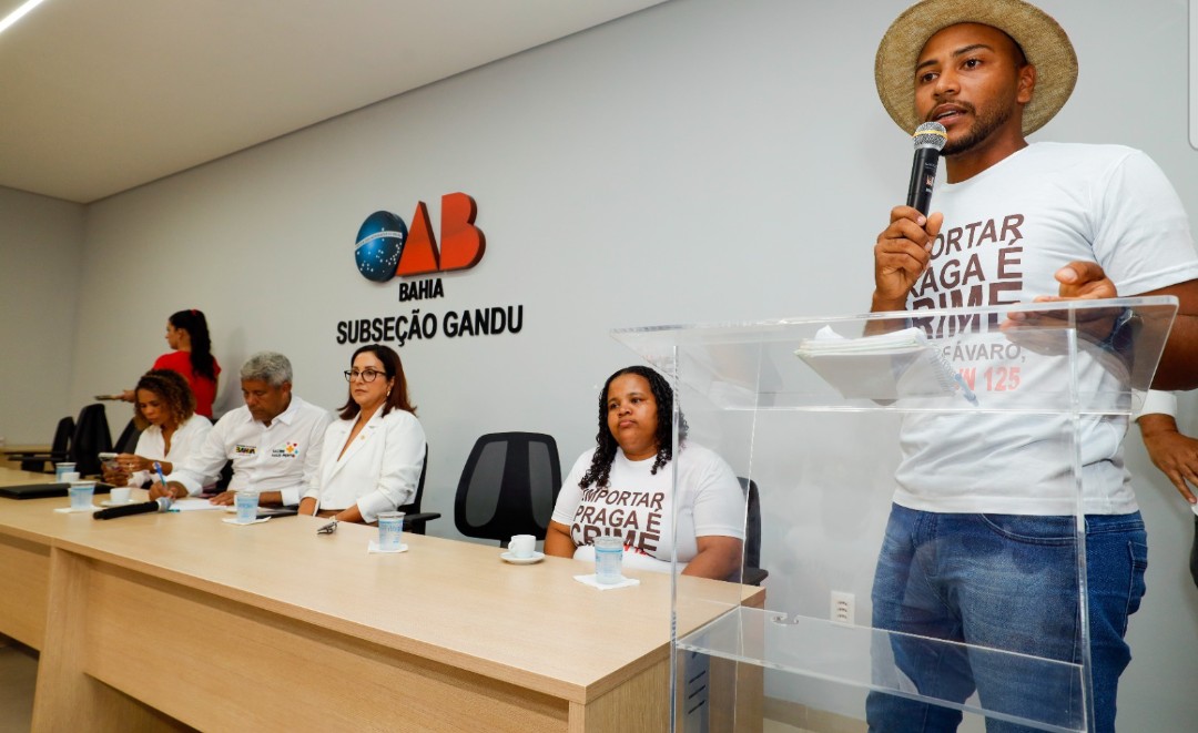 Governador Jerônimo Rodrigues discute impactos da queda no preço do cacau com produtores e prefeitos em Gandu