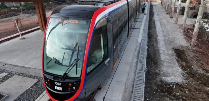 Moradores do Subúrbio Ferroviário participam da 1ª viagem-teste do VLT&nbsp; no trecho Calçada-Lobato