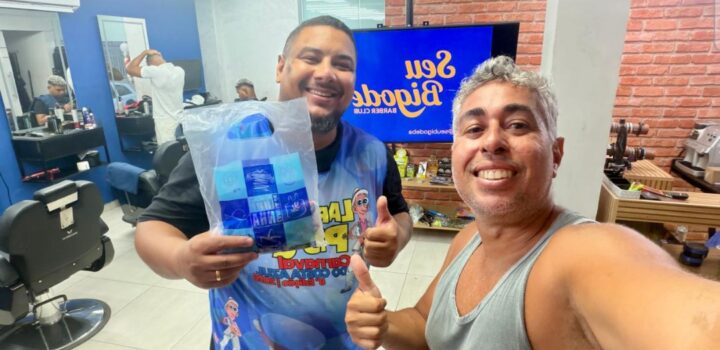 Bloco Largados Na Pista entrega camisas no Shopping Bahiamar