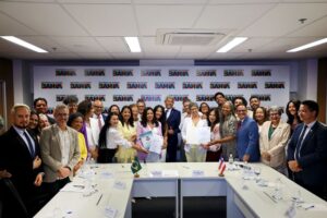 Leia mais sobre o artigo Reitora da UNEB é reconduzida ao cargo; governador assina termo de posse para novo mandato