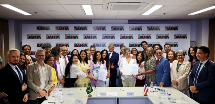 Reitora da UNEB é reconduzida ao cargo; governador assina termo de posse para novo mandato