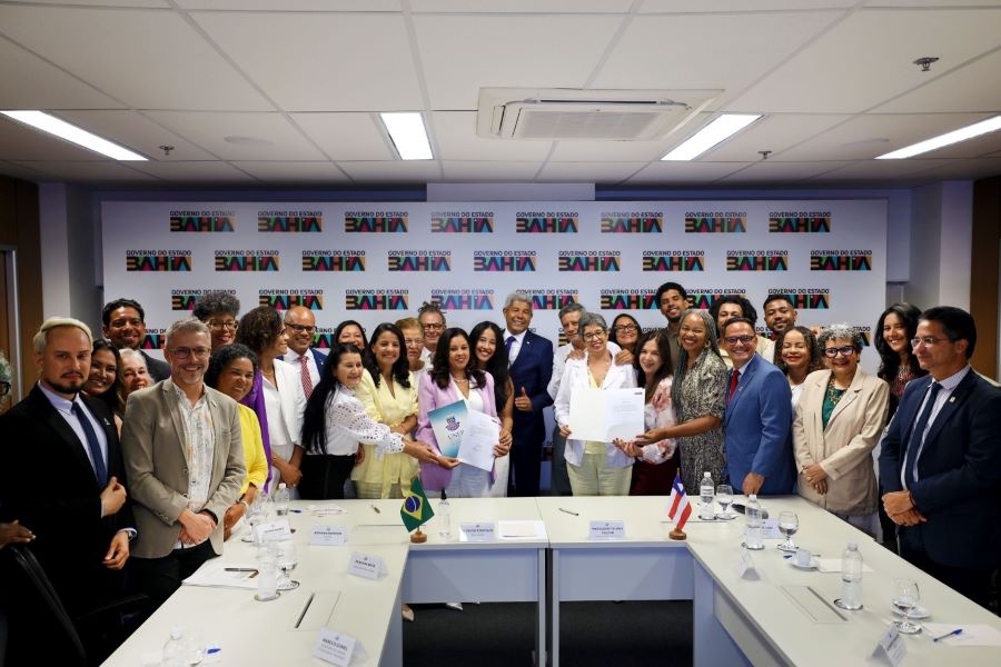 Reitora da UNEB é reconduzida ao cargo; governador assina termo de posse para novo mandato