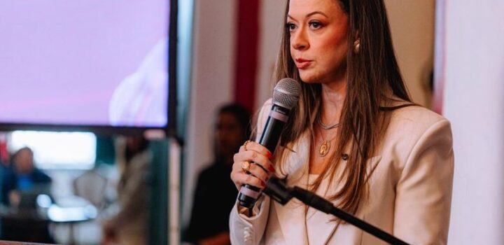 Isabela Suarez participa de novena do Senhor do Bonfim