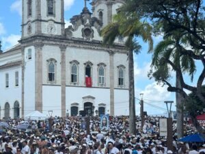 Leia mais sobre o artigo Lavagem do Bonfim reuniu milhares de fiéis e teve Isabela Suarez como juíza dos festejos
