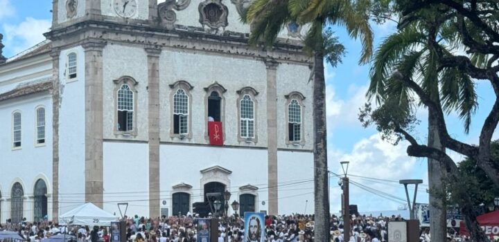 Lavagem do Bonfim reuniu milhares de fiéis e teve Isabela Suarez como juíza dos festejos