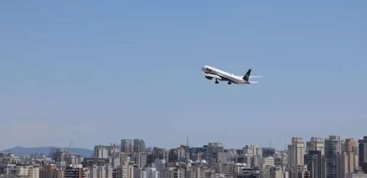Preço médio das passagens aéreas cai 20% em novembro