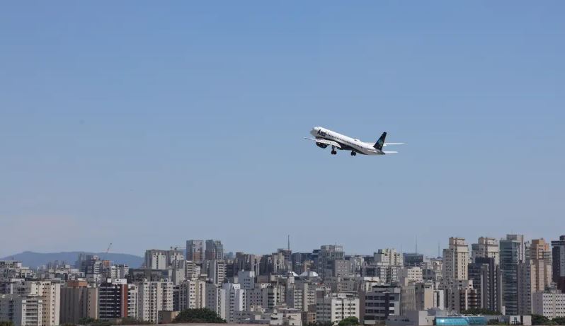 Preço médio das passagens aéreas cai 20% em novembro