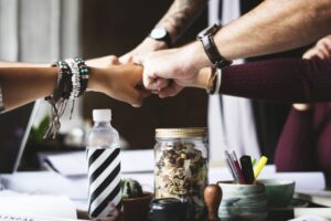 Leia mais sobre o artigo Pequenos negócios abraçam a inteligência artificial para otimizar o tempo e inovar