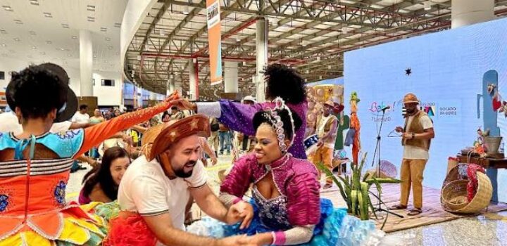 Turistas se despedem do Carnaval da Bahia já em clima de São João