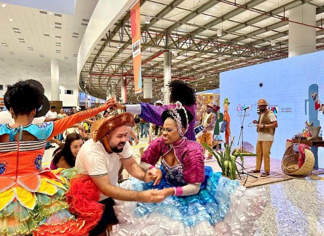 Turistas se despedem do Carnaval da Bahia já em clima de São João
