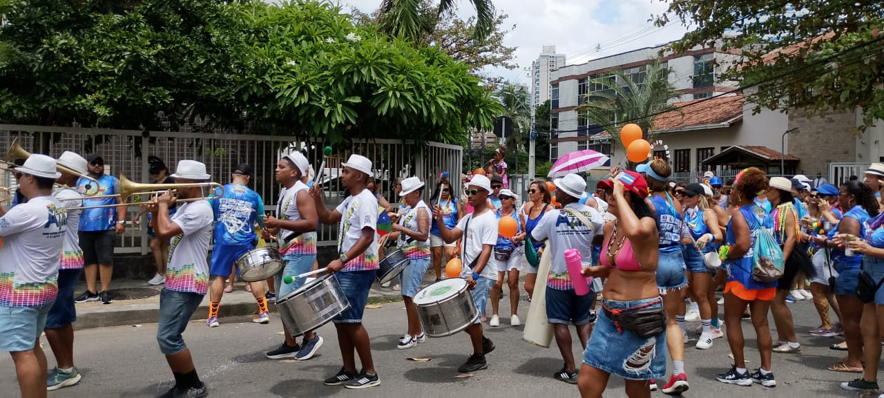 Bloco Largados na Pista leva alegria nas ruas do Costa Azul