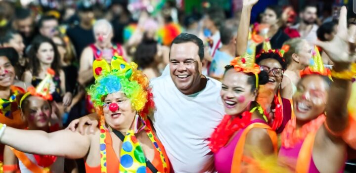 Geraldo Júnior reafirma apoio às tradições de rua no Desfile dos Palhaços do Rio Vermelho