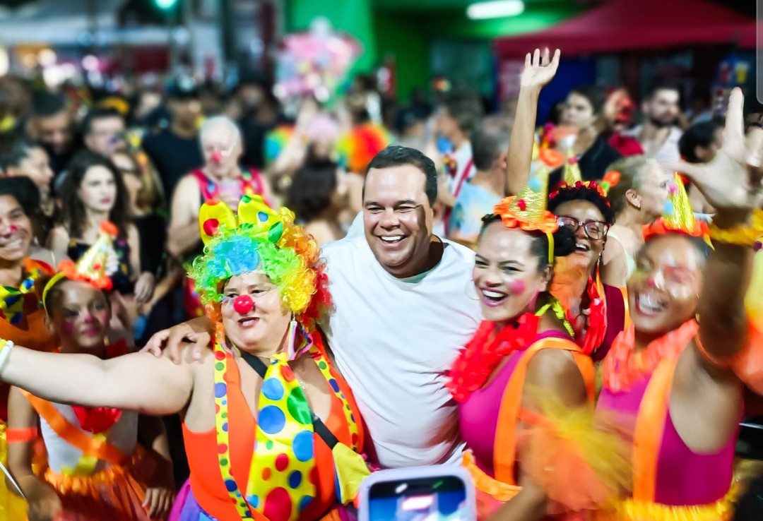 Geraldo Júnior reafirma apoio às tradições de rua no Desfile dos Palhaços do Rio Vermelho