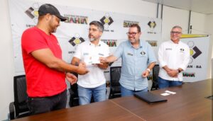 Leia mais sobre o artigo Bahia entrega primeira CNH do Brasil emitida no estado