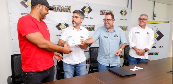 Bahia entrega primeira CNH do Brasil emitida no estado