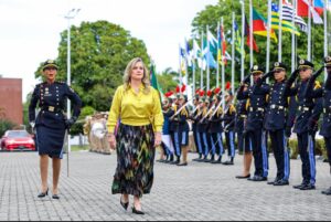 Leia mais sobre o artigo Assembleia Legislativa vive manhã inédita com a 1ª presidente passando em revista a tropa da PM