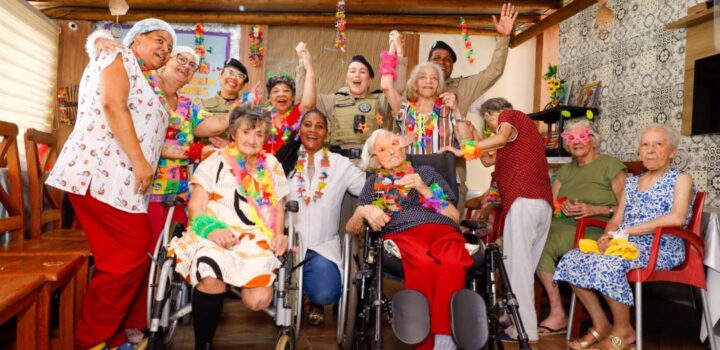 Grupo de Teatro da PM da Bahia leva pré-carnaval a lares de idosos em ação de acolhimento e valorização da vida