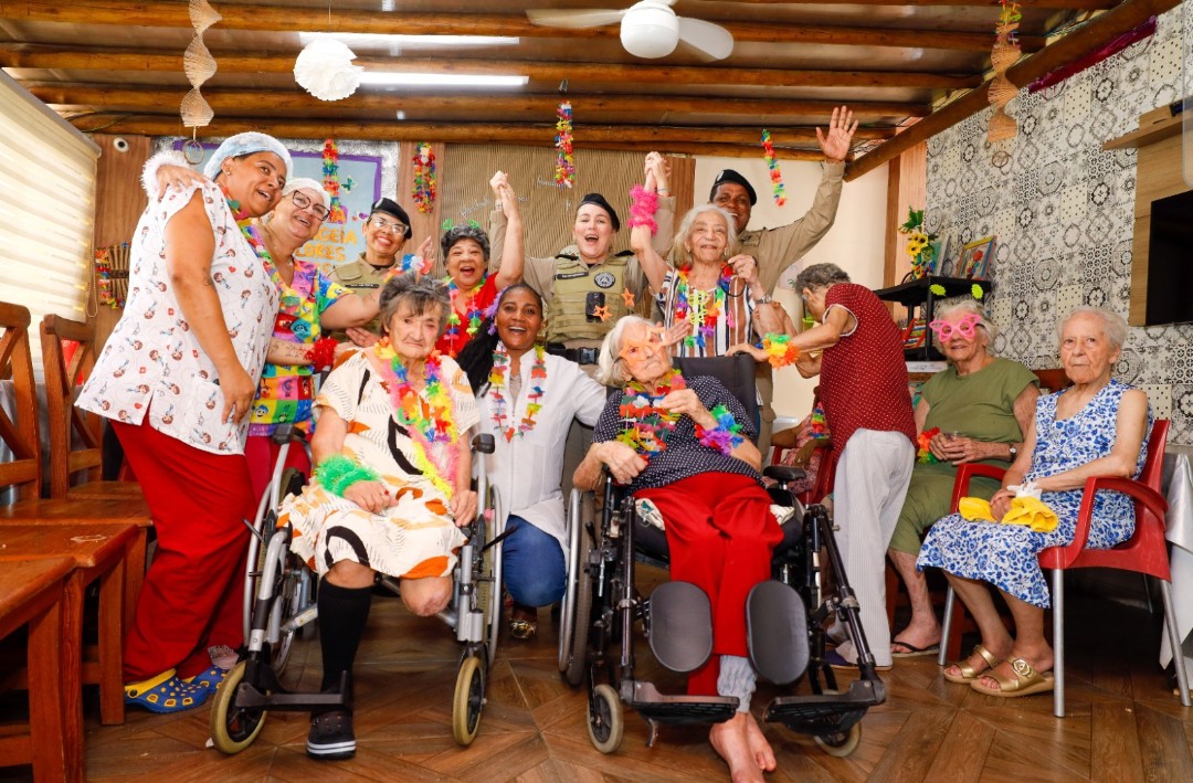 Grupo de Teatro da PM da Bahia leva pré-carnaval a lares de idosos em ação de acolhimento e valorização da vida