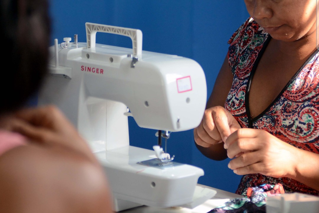 As mãos que vestem a folia: costureiras impulsionam economia de Salvador no Carnaval
