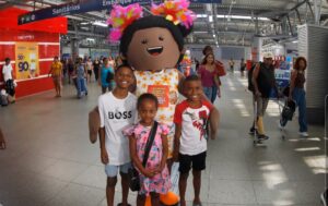 Leia mais sobre o artigo Em ritmo de Carnaval, estações do metrô recebem ações de cuidado e combate à exploração infantil