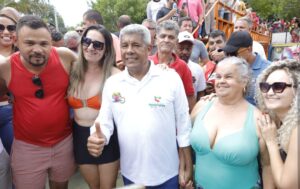 Leia mais sobre o artigo No Carnaval, Governo do Estado entrega pavimentação e viatura em Paramirim