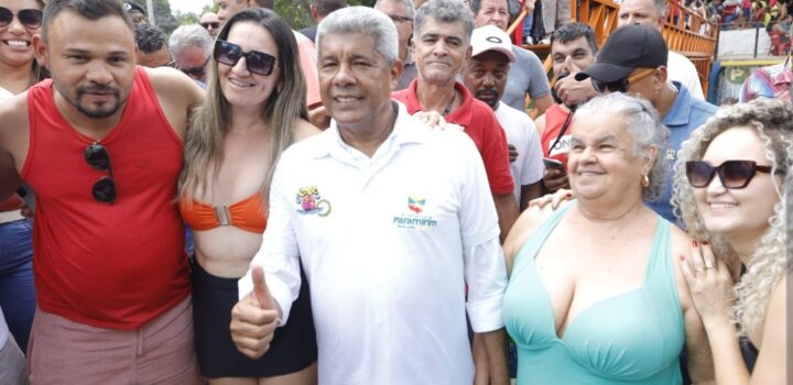 No Carnaval, Governo do Estado entrega pavimentação e viatura em Paramirim