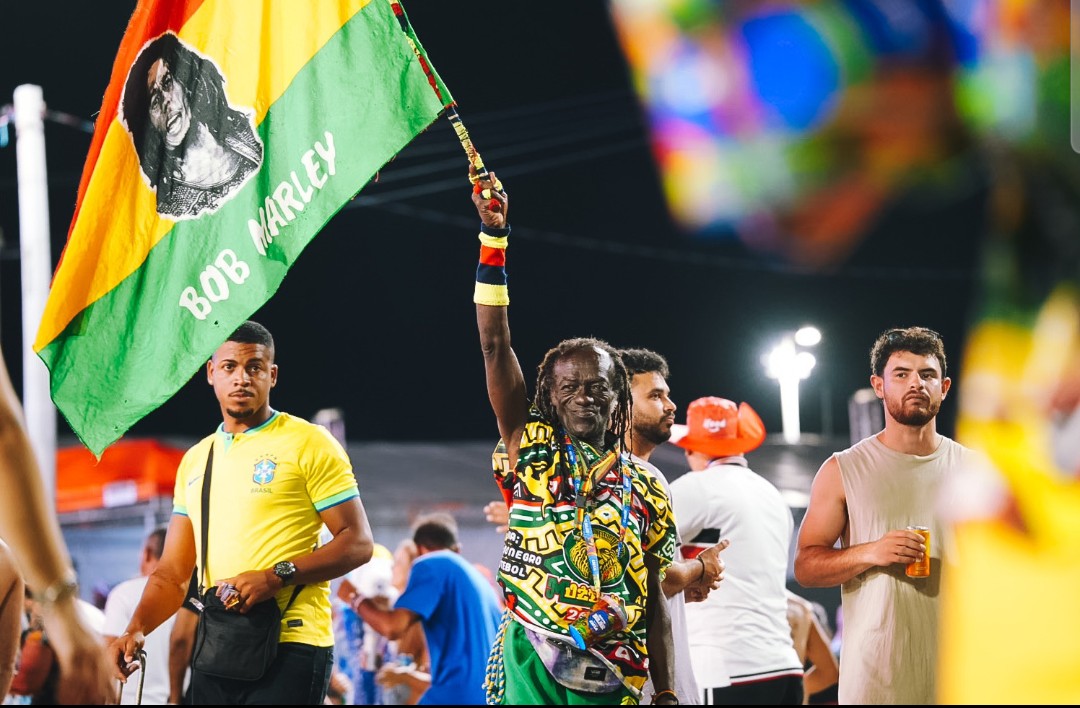 Ouro Negro: Bloco Afro Muzenza desfila história e resistência no Circuito Dodô