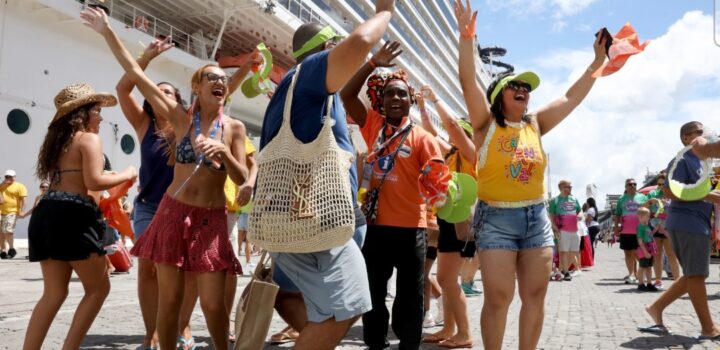 Maior cruzeiro da temporada chega a Salvador e passageiros são recebidos em clima de Carnaval