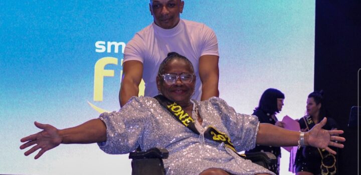 Desfile inclusivo reúne pessoas com deficiência e idosos em ação gratuita em Lauro de Freitas