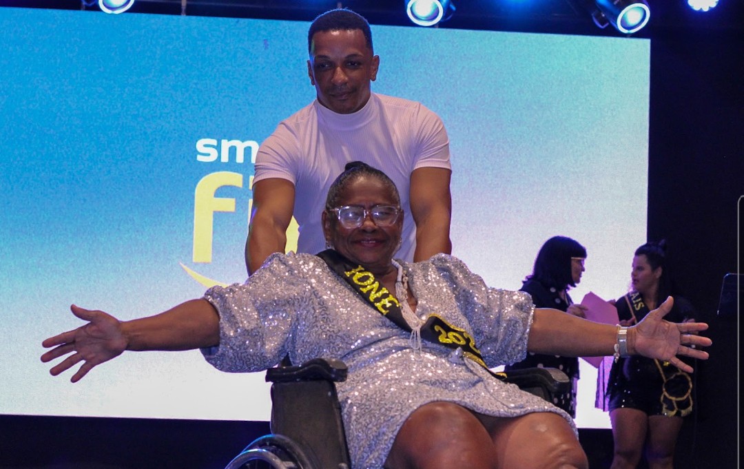 Desfile inclusivo reúne pessoas com deficiência e idosos em ação gratuita em Lauro de Freitas