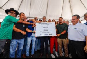 Leia mais sobre o artigo Governador leva mobilidade, apoio ao campo e moradia digna a famílias de Maraú