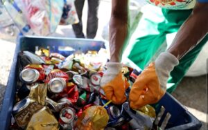 Leia mais sobre o artigo Mais de 140 toneladas retiradas das ruas: reciclagem transforma Carnaval em renda e política pública ambiental