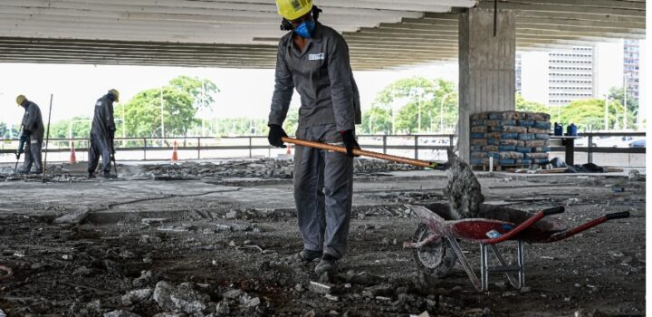 Pressionada por juros altos, atividade da indústria da construção tem pior janeiro em nove anos, aponta CNI