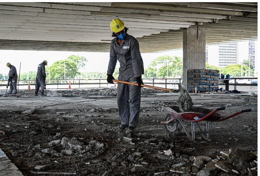 Pressionada por juros altos, atividade da indústria da construção tem pior janeiro em nove anos, aponta CNI
