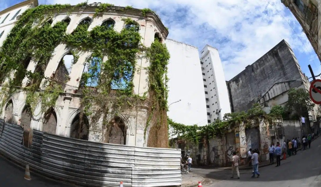 Você está visualizando atualmente Prefeitura publica decreto que autoriza posse de 36 imóveis abandonados no Comércio para&nbsp; revitalização