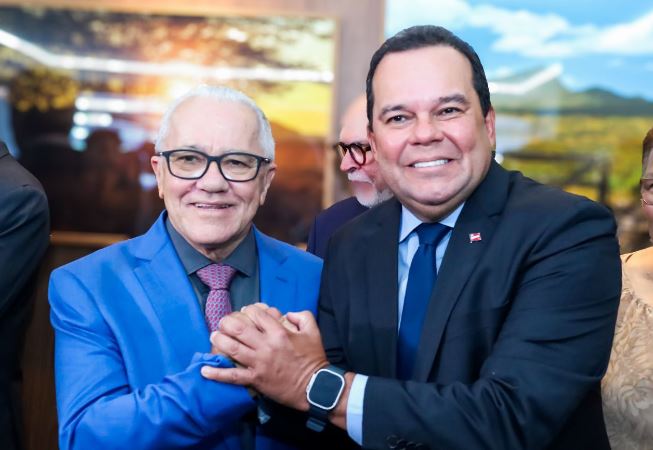 Você está visualizando atualmente Vice-governador Geraldinho participa da posse de Josias Gomes no TCE-BA