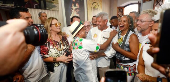 No Pelourinho, Jerônimo acompanha tradicional saída do bloco afro Olodum