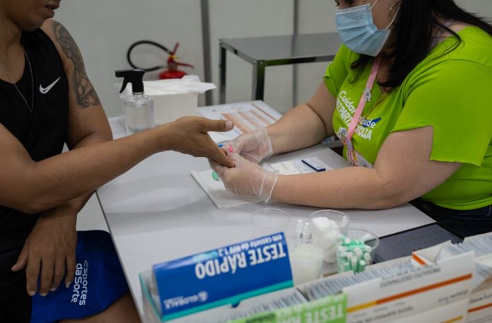 Testagem rápida e distribuição de preservativos marcam política de cuidado com a saúde no Carnaval da Bahia