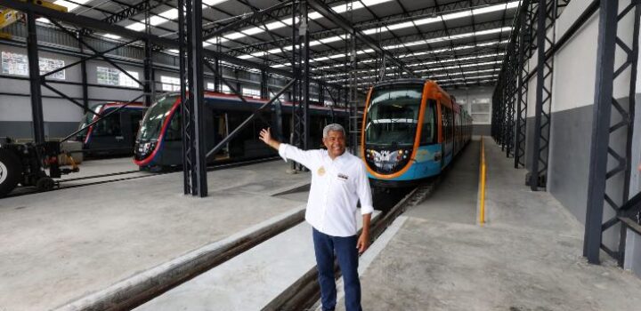 Governador vistoria acoplamento do terceiro trem do VLT de Salvador