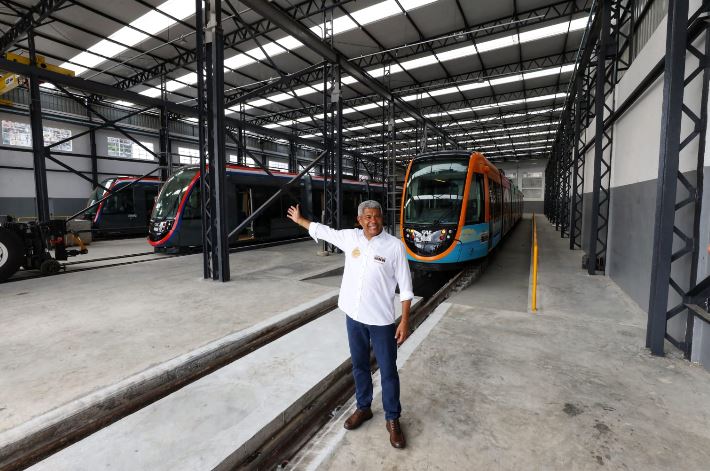 Você está visualizando atualmente Governador vistoria acoplamento do terceiro trem do VLT de Salvador