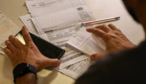 Leia mais sobre o artigo Salário mínimo de R$ 1.621 começa a ser pago nesta segunda